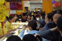 Người dân TPHCM chen chân mua vàng trong ngày vía Thần Tài