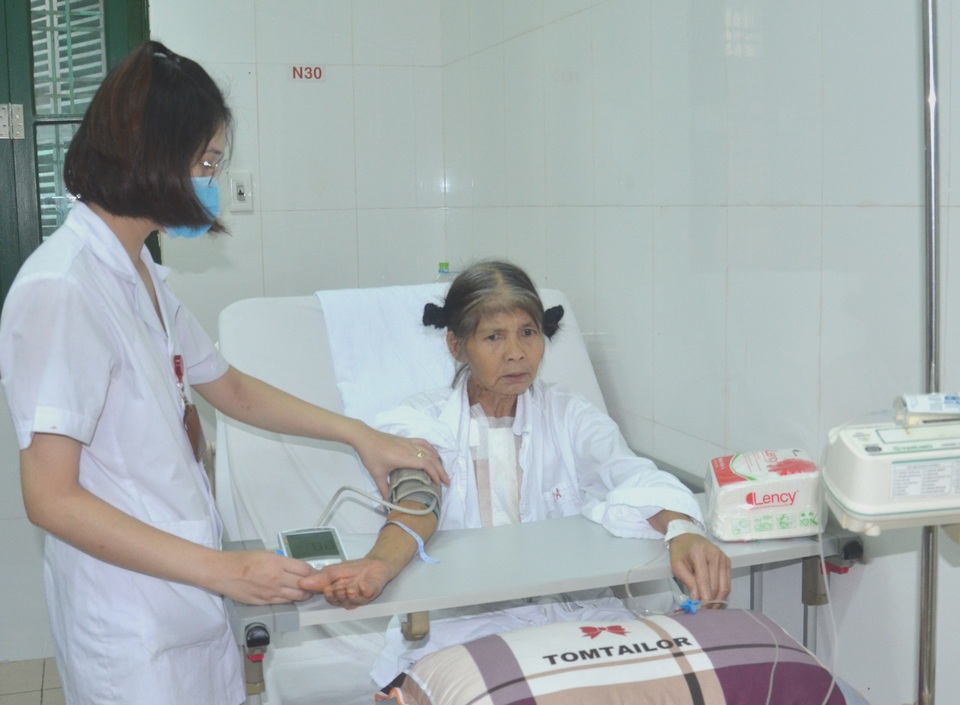 Rớt nước mắt cảnh người phụ nữ nghèo nhập viện chỉ có 100 nghìn đồng - 1 Rớt nước mắt cảnh người phụ nữ nghèo nhập viện chỉ có 100 nghìn đồng - 1