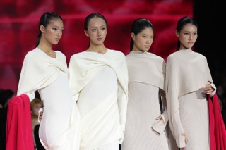 Top 4 Next Top Model đọ dáng trên sàn catwalk, Mai Hoa phục hồi sau cú ngã - 1