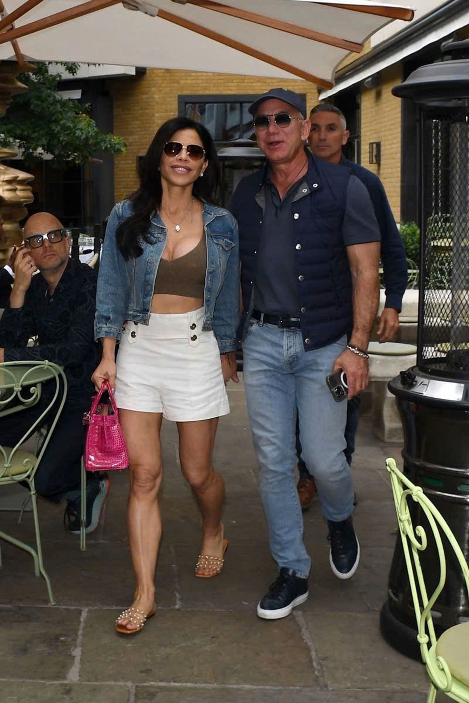 Vị hôn thê của tỷ phú Jeff Bezos gợi cảm ở tuổi 56 - 7