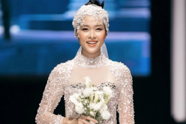 Diệp Bảo Ngọc diện váy cưới với hàng nghìn viên đá quý