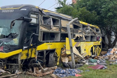 Tập trung nhân lực cấp cứu nạn nhân vụ lật xe khách tại Hà Tĩnh