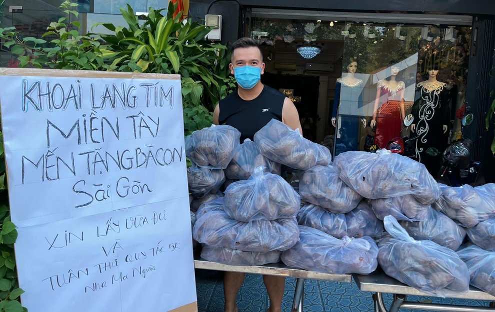 Nhà thiết kế thời trang đi bán bánh, trái cây, chân gà sả tắc thời dịch - 9 Nhà thiết kế thời trang đi bán bánh, trái cây, chân gà sả tắc thời dịch - 9