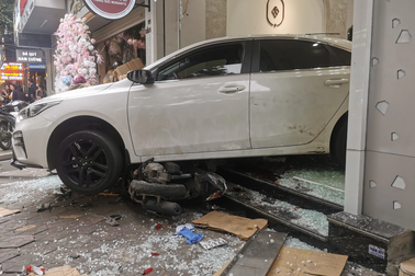 Nữ tài xế lùi ô tô tông tử vong người bảo vệ hàng trang sức