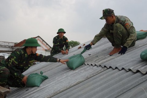 Chằng mái nhà chống bão, một người bị điện giật chết