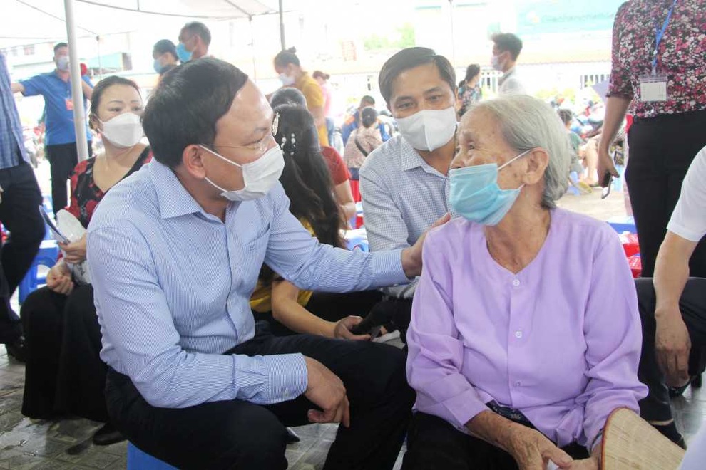 Vì sao Quảng Ninh trở thành một trong những địa phương hoàn thành sớm nhất tiêm vắc xin mũi một? - 2 Vì sao Quảng Ninh trở thành một trong những địa phương hoàn thành sớm nhất tiêm vắc xin mũi một? - 2