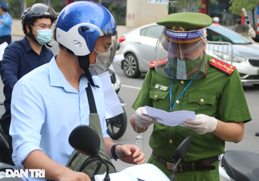 Hàng nghìn người Hà Nội đổ ra đường sau thông báo dùng giấy đi đường cũ - 7 Hàng nghìn người Hà Nội đổ ra đường sau thông báo dùng giấy đi đường cũ - 7