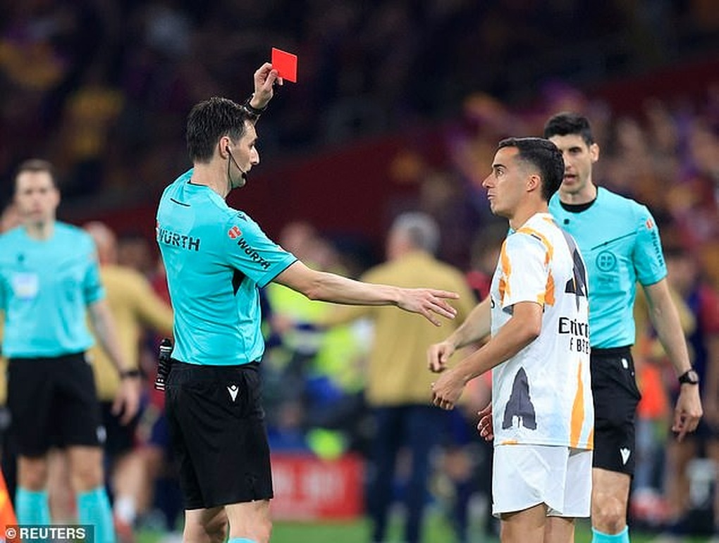 Phản ứng của HLV Ancelotti khi Real Madrid thua Barcelona, nhận 3 thẻ đỏ - 2 Phản ứng của HLV Ancelotti khi Real Madrid thua Barcelona, nhận 3 thẻ đỏ - 2