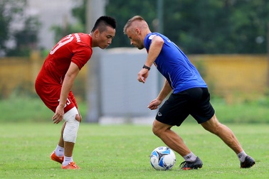 HLV Hữu Thắng nhận tin vui từ Tuấn Tài