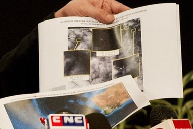 Phát hiện thêm 122 mảnh vỡ nghi của máy bay Malaysia