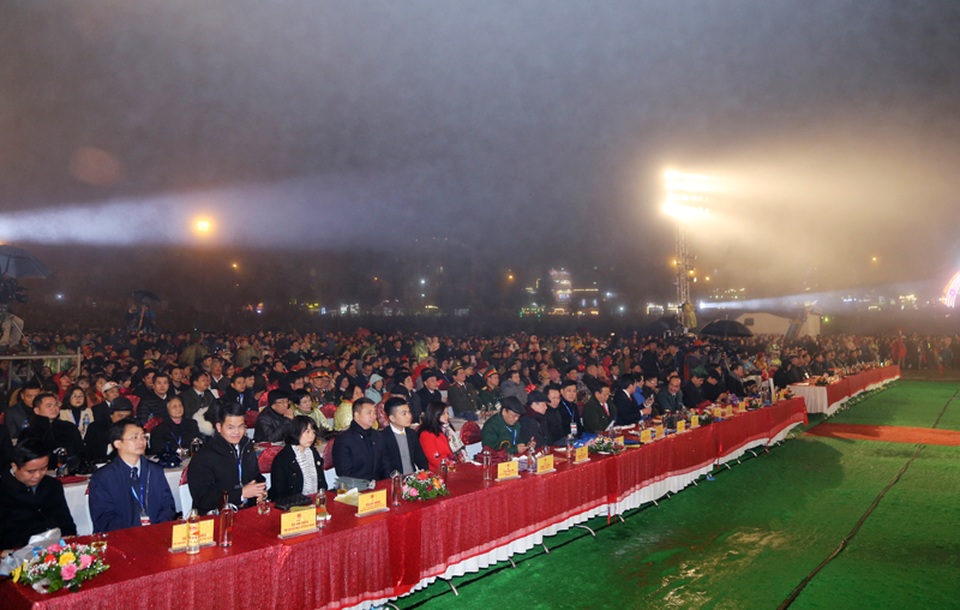 Hàng ngàn người dân đứng trong giá lạnh 10 độ C xem pháo hoa - 2 Hàng ngàn người dân đứng trong giá lạnh 10 độ C xem pháo hoa - 2