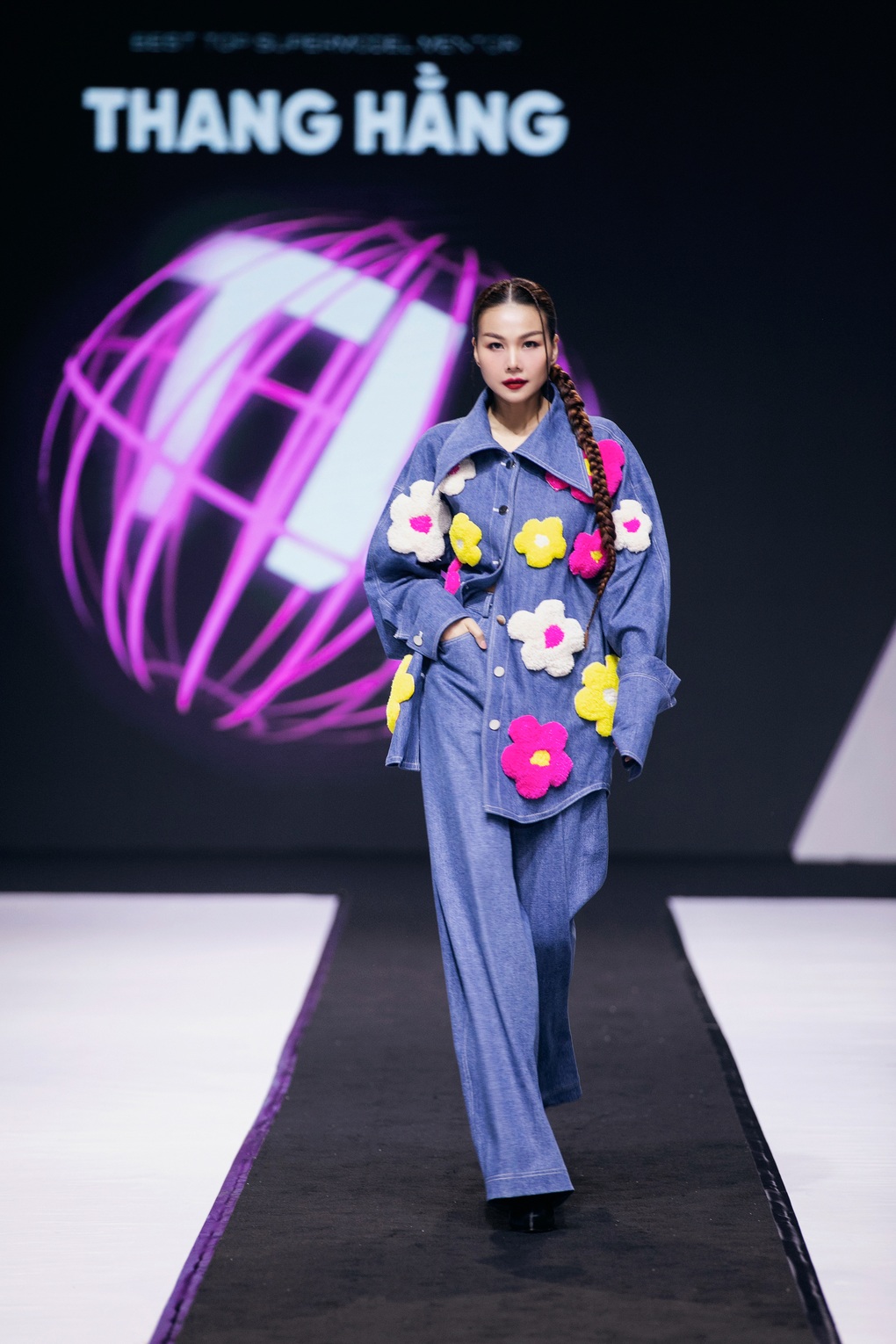 Thanh Hằng bị sốt vẫn catwalk thần thái, Lan Khuê đọ sắc với hoa hậu xứ Hàn - 1 Thanh Hằng bị sốt vẫn catwalk thần thái, Lan Khuê đọ sắc với hoa hậu xứ Hàn - 1