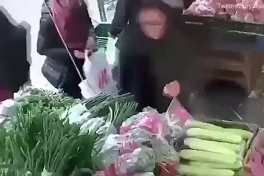 Video nữ trộm móc túi giữa đường.