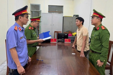 Chỉ đạo nhân viên khai thác khoáng sản trái phép, giám đốc bị bắt