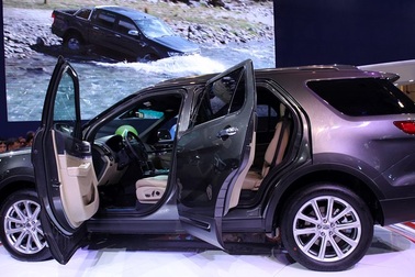 Chất lượng thấp, giá đắt hơn: Ai mua ô tô lắp ráp Việt Nam?