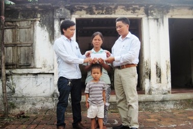 Gần 63 triệu đồng đến với hoàn cảnh “bà mù nuôi cháu thơ dại”