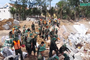 Hàng trăm chiến sĩ dồn sức vá bờ biển Hội An, chuẩn bị đón bão số 13