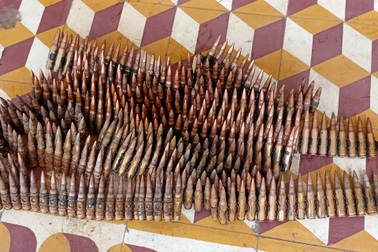 Đào móng nhà phát hiện 2 thùng sắt chứa đầy đạn