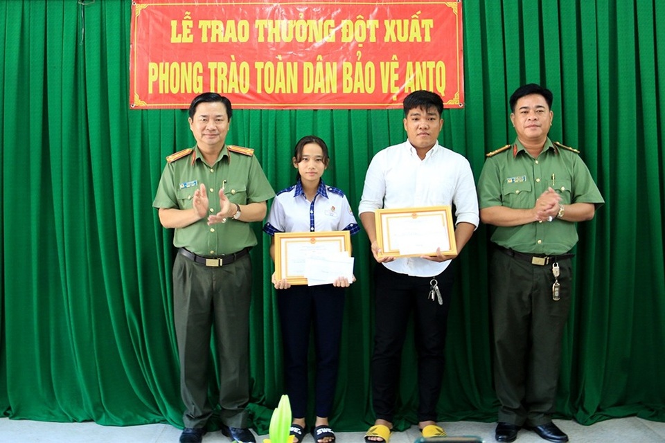 Thưởng nóng nữ sinh lớp 9 và anh thợ hàn bắt trộm giữa đường - 1 Thưởng nóng nữ sinh lớp 9 và anh thợ hàn bắt trộm giữa đường - 1