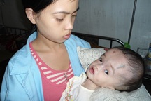 Vợ chồng tật nguyền và đứa con sinh thiếu tháng nặng 1,5kg