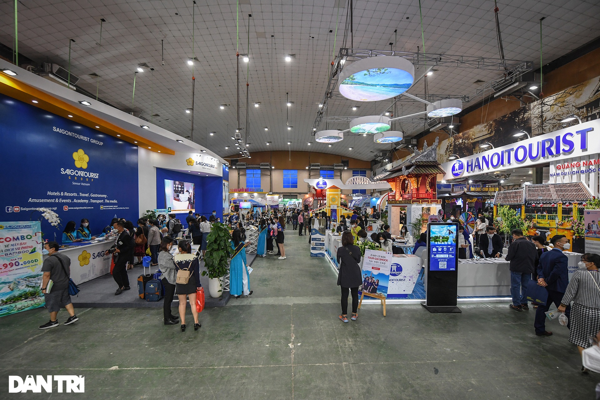 Người dân đổ xô săn vé máy bay, tour giá rẻ tại hội chợ du lịch ở Hà Nội - 2 Người dân đổ xô săn vé máy bay, tour giá rẻ tại hội chợ du lịch ở Hà Nội - 2