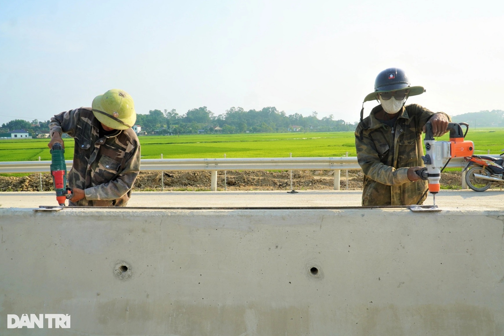 Mồ hôi rơi, bữa cơm vội trên tuyến cao tốc chào mừng đại lễ 30/4 - 8 Mồ hôi rơi, bữa cơm vội trên tuyến cao tốc chào mừng đại lễ 30/4 - 8