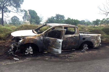 Mang ô tô ra nghĩa trang đốt cháy rụi vì… giận vợ