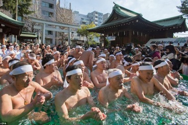 Kỳ quặc nghi lễ ôm tảng đá giữa trời rét buốt để rửa tội