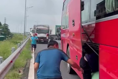 Ô tô bất ngờ bốc cháy và hành động tốt đẹp của người đi đường