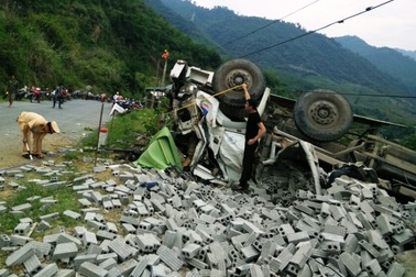 Xe tải lật nghiêng khi lao dốc, 3 người tử vong