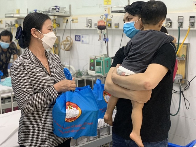 Đại diện UBMTTQVN thăm và tặng sữa cho trẻ em có hoàn cảnh khó khăn.