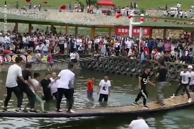 Cười thả ga với trò cầu lắc cùng thi nhau rơi rớt xuống sông