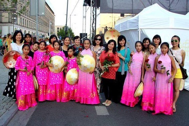 Người Việt đẹp kín đáo trong lễ hội đa sắc tộc nóng bỏng ở Ba Lan