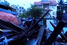 Một nhà dân bị nhóm người bịt mặt ngang nhiên đánh sập