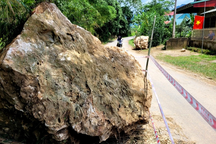 Nhiều khối đá hàng chục tấn lăn xuống khu dân cư