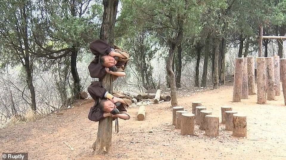 Kinh ngạc với sự khổ luyện “đau đớn” của chú tiểu ở Thiếu Lâm tự - 5 Kinh ngạc với sự khổ luyện “đau đớn” của chú tiểu ở Thiếu Lâm tự - 5