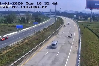 Xe khách gặp nạn vì nổ lốp khiến người ngồi trong xe văng ra đường