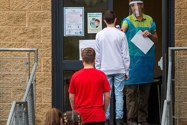 Anh: Chi 1 tỷ bảng dạy phụ đạo học sinh bị gián đoạn học tập vì Covid-19