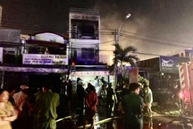 Nhà 3 tầng bốc cháy dữ dội trong đêm, nhiều người bỏ chạy tán loạn