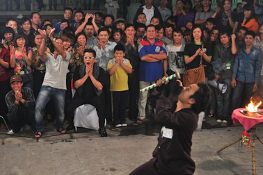 Kinh hoàng với màn tự đóng đinh vào lỗ mũi