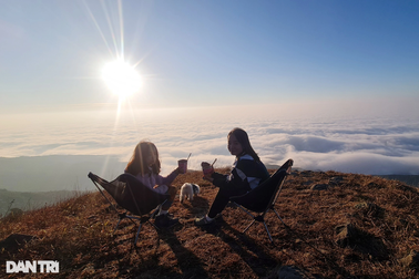 Du khách vượt nghìn cây số săn mây, chinh phục nóc nhà xứ Lạng