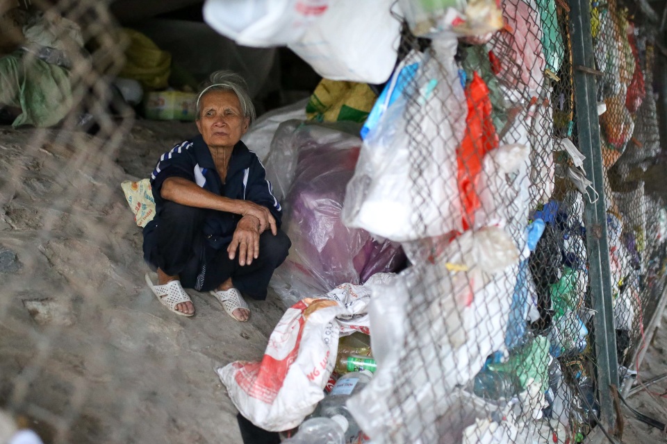 Hà Nội: Có nhà, có con cháu, cụ bà 74 tuổi vẫn thích sống tạm bợ dưới gầm cầu - 2 Hà Nội: Có nhà, có con cháu, cụ bà 74 tuổi vẫn thích sống tạm bợ dưới gầm cầu - 2