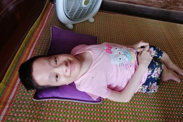 Người phụ nữ gần 20 năm "quần quật" nuôi chồng con chạy thận và xương thuỷ tinh