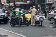 Vụ ô tô tông xe CSGT: Tài xế khai hoảng loạn do con bị bệnh