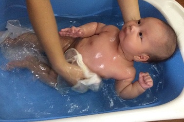 Chăm sóc trẻ bị rôm sảy, mẩn ngứa