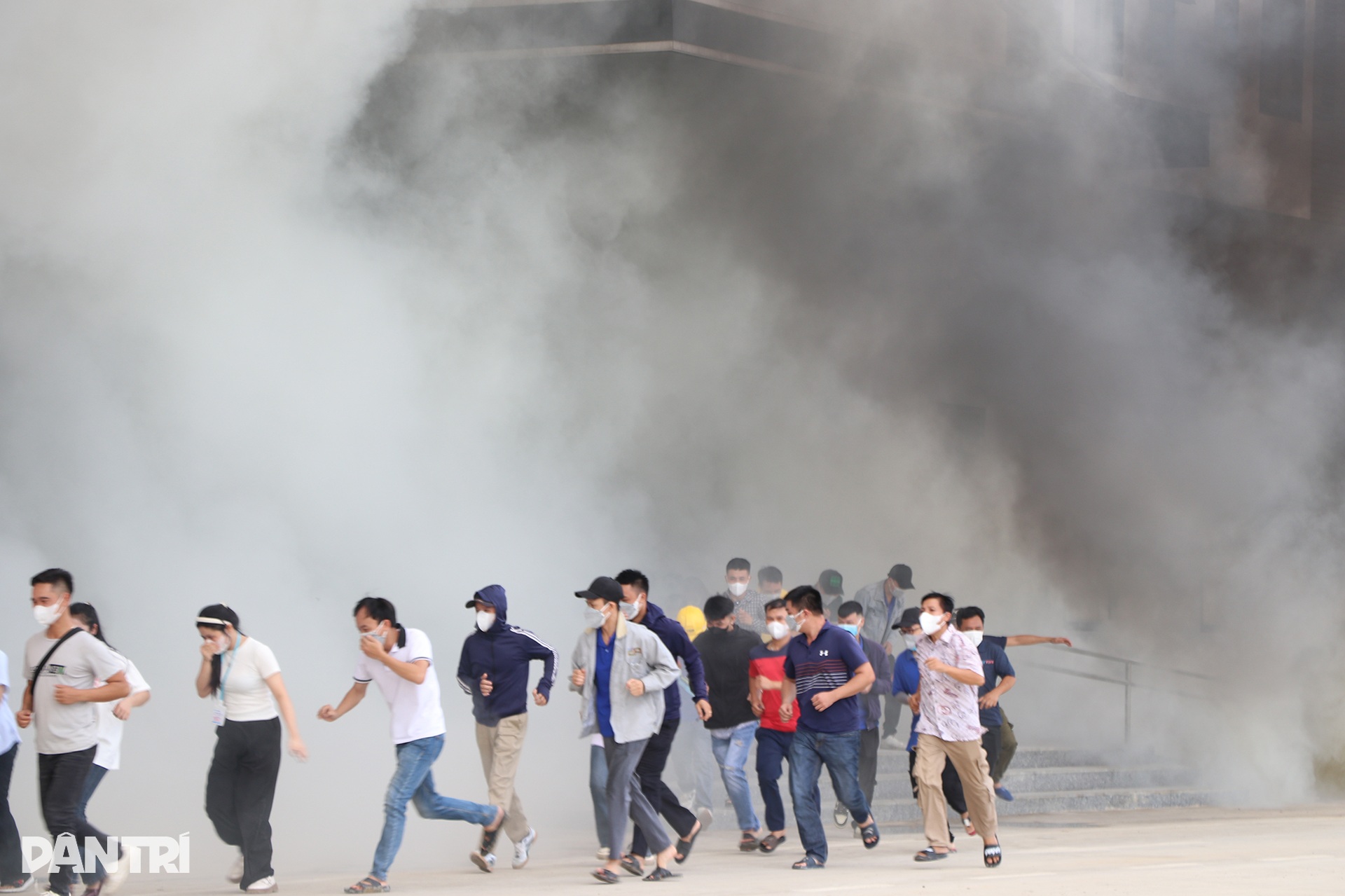 Diễn tập tình huống cháy khu ký túc có 600 công nhân - 2 Diễn tập tình huống cháy khu ký túc có 600 công nhân - 2