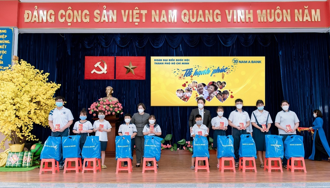 Nam A Bank mang tết đến những mảnh đời khó khăn - 1 Nam A Bank mang tết đến những mảnh đời khó khăn - 1
