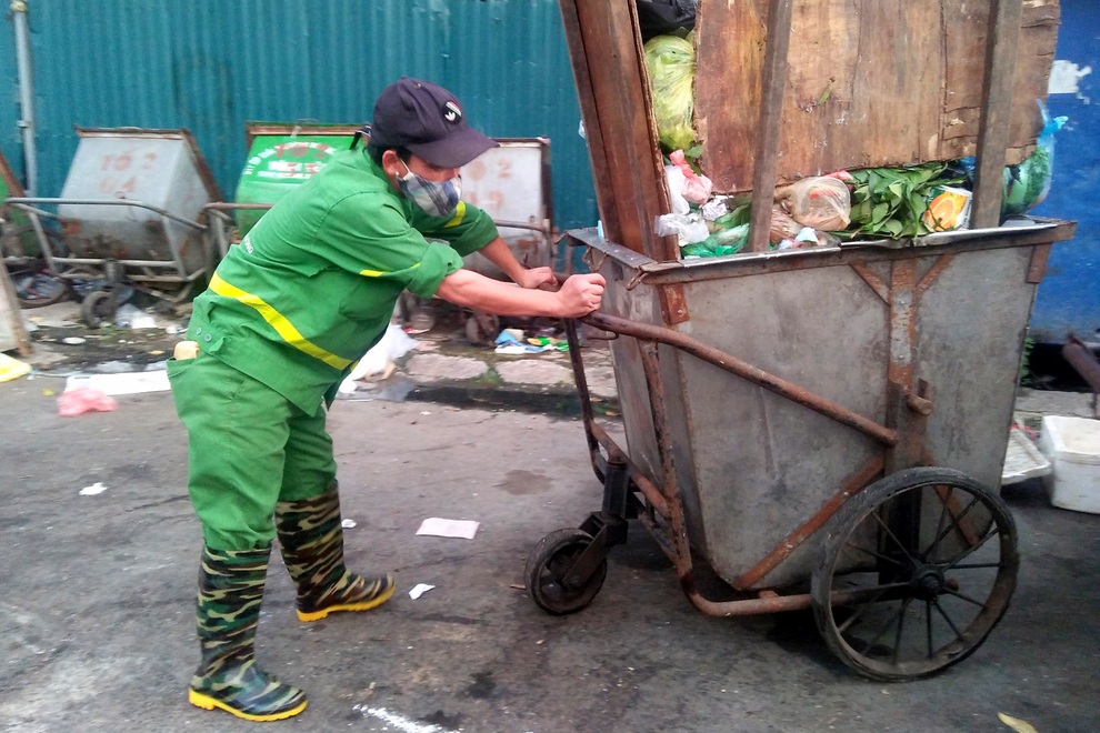 Làm việc mùa giãn cách, công nhân vệ sinh vượt qua nỗi sợ dịch bệnh - 3 Làm việc mùa giãn cách, công nhân vệ sinh vượt qua nỗi sợ dịch bệnh - 3