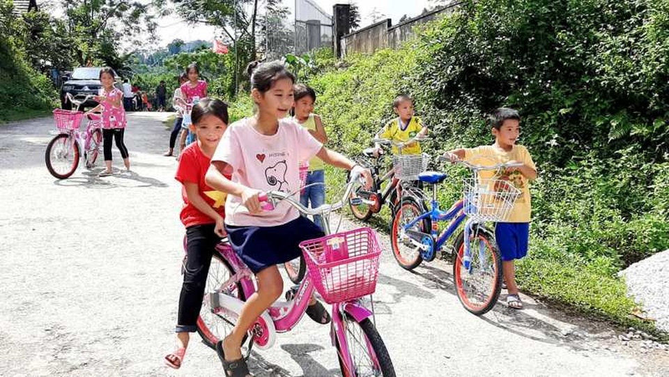 Nhiều món quà ý nghĩa đến với học sinh nghèo vượt khó tại vùng biên giới - 2