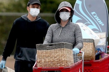 Katy Perry bế bụng bầu đi mua sắm